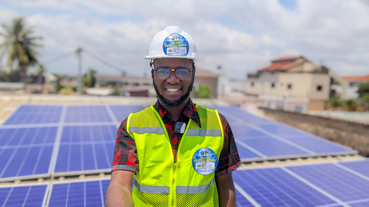 Technicien TES-HOME devant une installation photovoltaïque