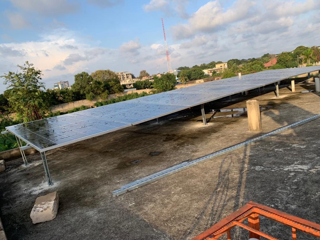 Panneaux solaires d'un site professionnel