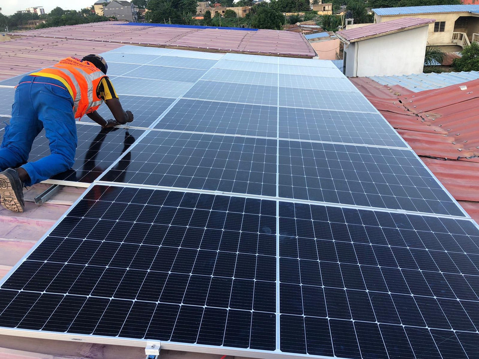 Panneaux solaires installés sur une toiture par TES-HOME